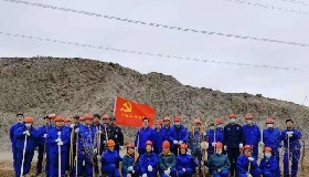 “植”此青綠 共赴這場植綠增綠大會戰(zhàn)——寧夏華御員工參加中衛(wèi)工業(yè)園區(qū)義務(wù)植樹活動